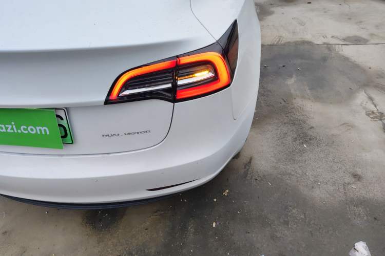 Used Tesla Model 3 2019 Long-Range All-Wheel-Drive Version Right Rear Taillight