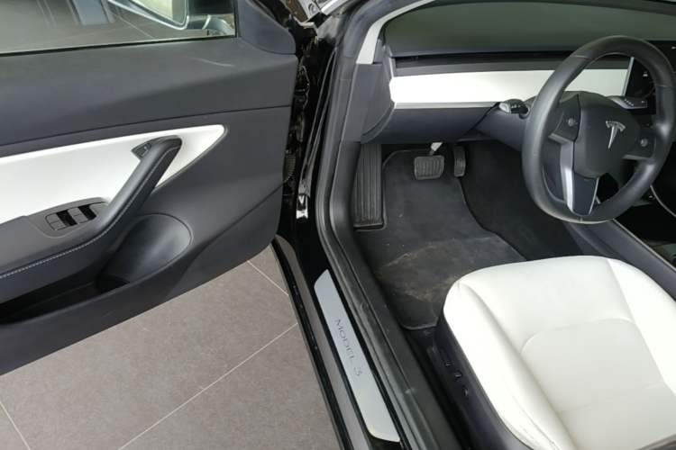Used Tesla Model 3 2019 Long-Range All-Wheel-Drive Version Driver Seat