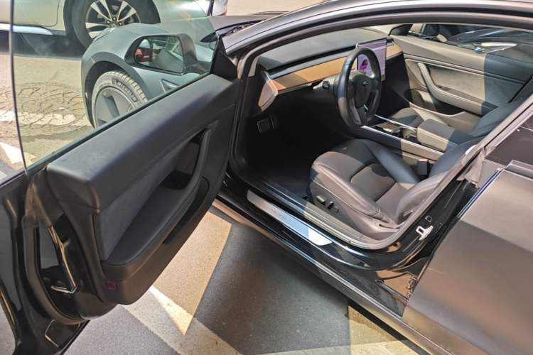 Used Tesla Model 3 2019 Long-Range All-Wheel-Drive Version Driver Seat