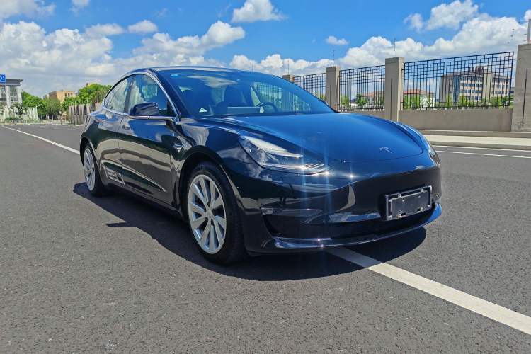 Used Tesla Model 3 2019 Long-Range Rear-Wheel-Drive Version Front Right 45 Deg