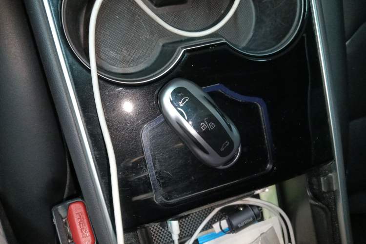 Used Tesla Model 3 2019 Long-Range Rear-Wheel-Drive Version Interior 1
