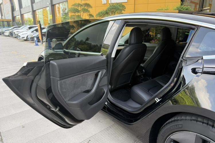 Used Tesla Model 3 2019 Long-Range Rear-Wheel-Drive Version Interior 1
