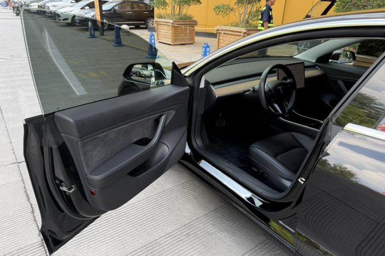 Used Tesla Model 3 2019 Long-Range Rear-Wheel-Drive Version Interior 12