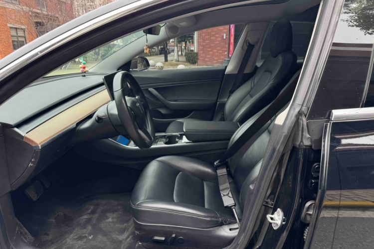 Used Tesla Model 3 2019 Long-Range Rear-Wheel-Drive Version Interior 2