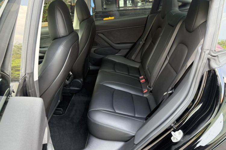Used Tesla Model 3 2019 Long-Range Rear-Wheel-Drive Version Interior 2