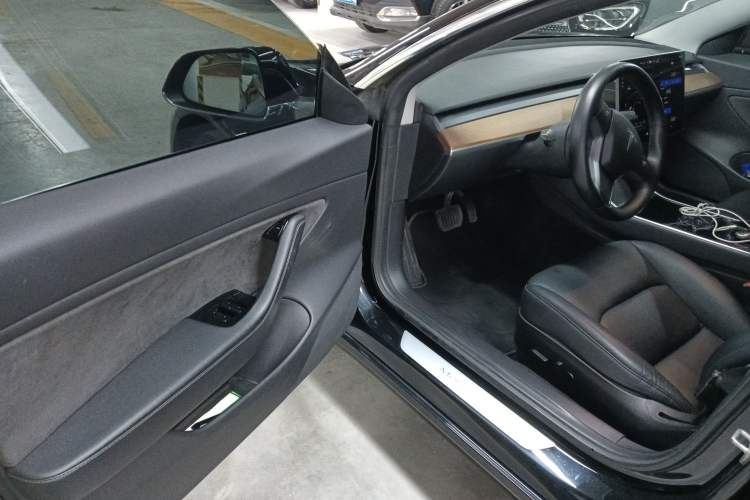 Used Tesla Model 3 2019 Long-Range Rear-Wheel-Drive Version Interior 3