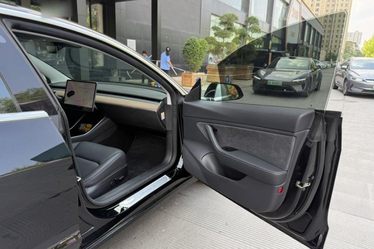 Used Tesla Model 3 2019 Long-Range Rear-Wheel-Drive Version Interior 3