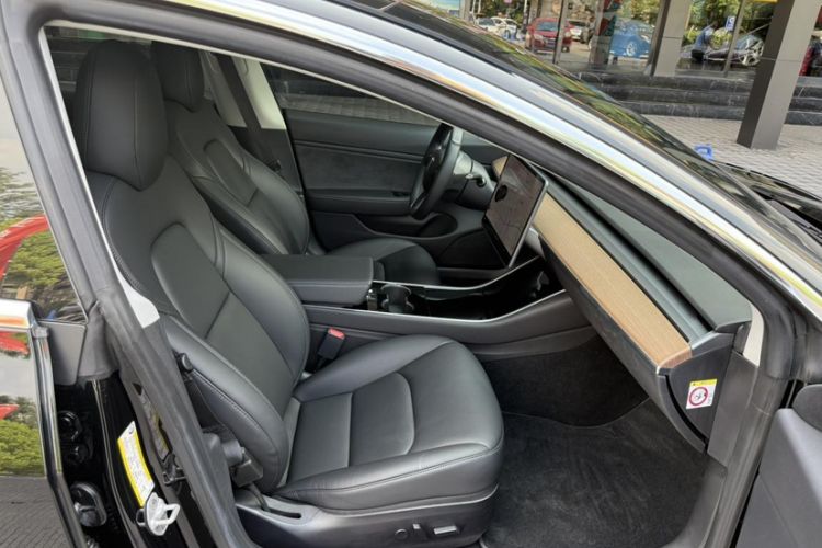 Used Tesla Model 3 2019 Long-Range Rear-Wheel-Drive Version Interior 4