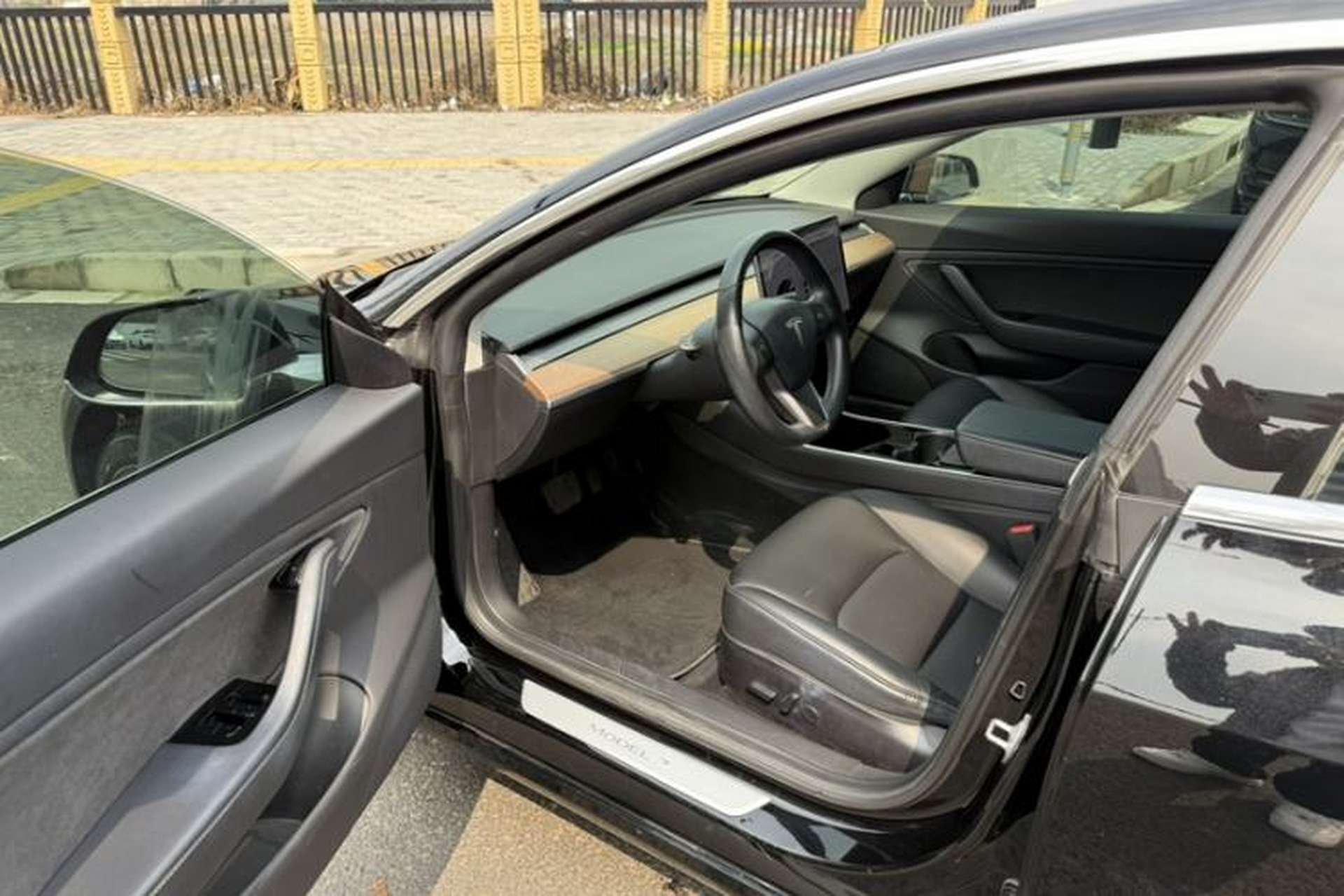 Used Tesla Model 3 2019 Long-Range Rear-Wheel-Drive Version Interior 4