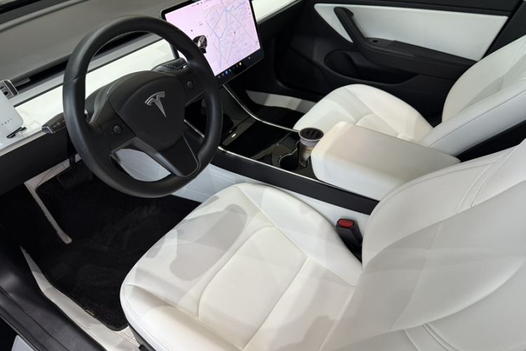 Used Tesla Model 3 2019 Long-Range All-Wheel-Drive Version Interior 4