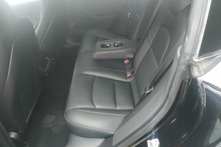Used Tesla Model 3 2019 Long-Range All-Wheel-Drive Version Interior 4
