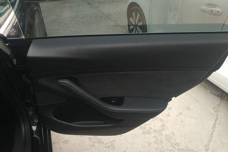 Used Tesla Model 3 2019 Long-Range All-Wheel-Drive Version Interior 6