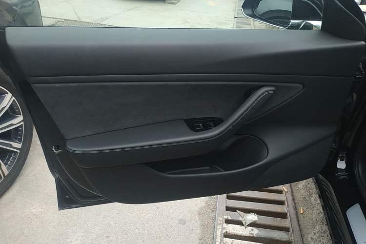 Used Tesla Model 3 2019 Long-Range All-Wheel-Drive Version Interior 7