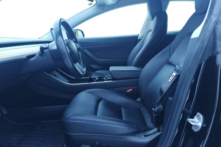 Used Tesla Model 3 2019 Long-Range All-Wheel-Drive Version Interior 7