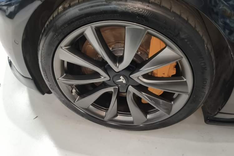 Used Tesla Model 3 2019 Long-Range All-Wheel-Drive Version Left Front Wheel Hub