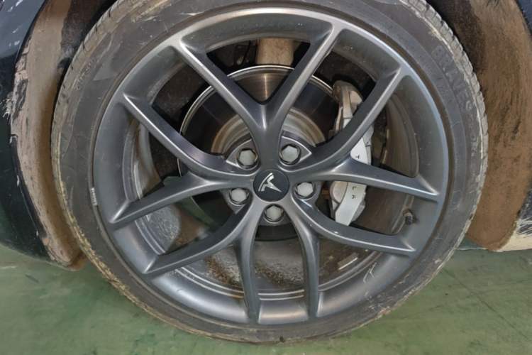 Used Tesla Model 3 2019 Long-Range All-Wheel-Drive Version Left Front Wheel Hub