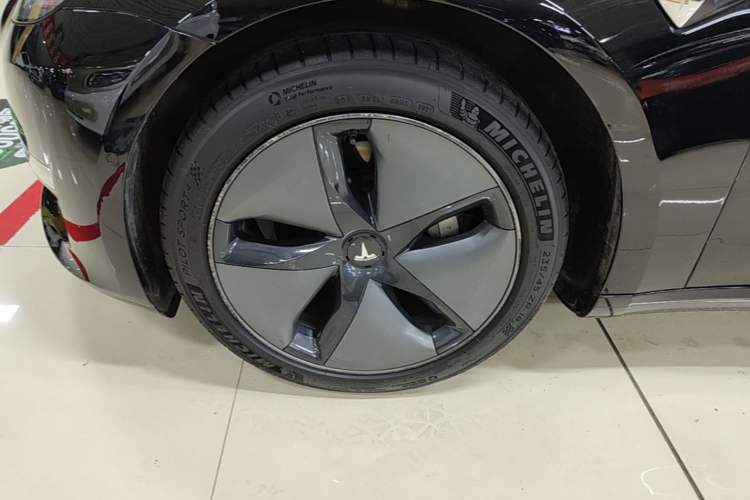 Used Tesla Model 3 2019 Long-Range Rear-Wheel-Drive Version Left Front Wheel Hub