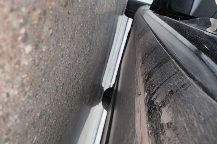 Used Tesla Model 3 2019 Long-Range All-Wheel-Drive Version Left Side Sill
