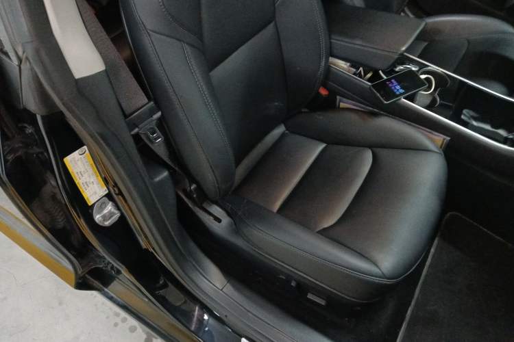 Used Tesla Model 3 2019 Long-Range Rear-Wheel-Drive Version Right Front Seat