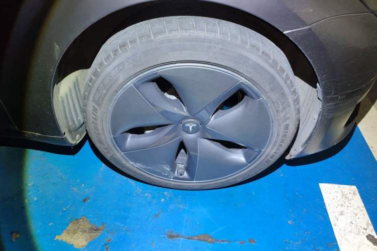 Used Tesla Model 3 2019 Standard Range Rear-Wheel Drive Upgraded Version (60 kWh) Right Front Wheel Hub