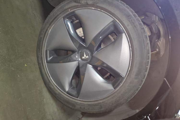 Used Tesla Model 3 2019 Long-Range Rear-Wheel-Drive Version Right Front Wheel Hub