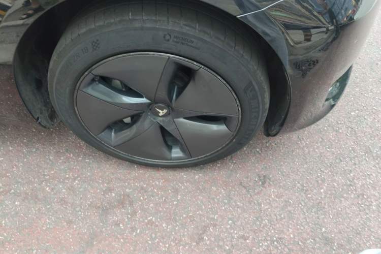 Used Tesla Model 3 2019 Standard Range Rear-Wheel Drive Upgraded Version (60 kWh) Right Front Wheel Hub