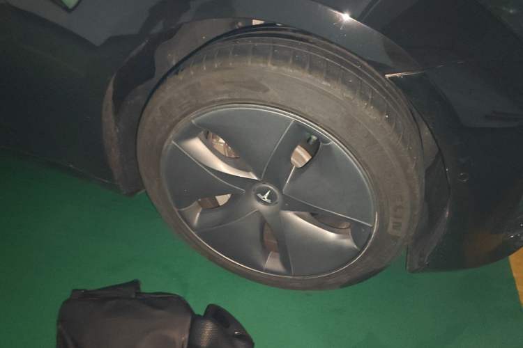 Used Tesla Model 3 2019 Long-Range Rear-Wheel-Drive Version Right Front Wheel Hub