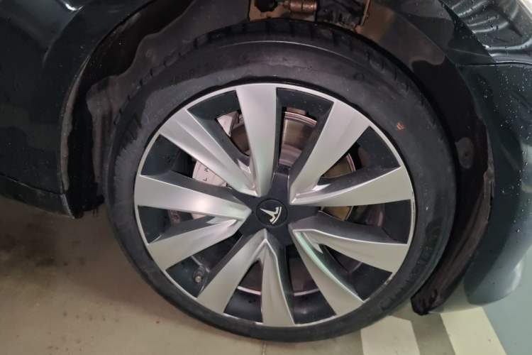 Used Tesla Model 3 2019 Long-Range Rear-Wheel-Drive Version Right Front Wheel Hub