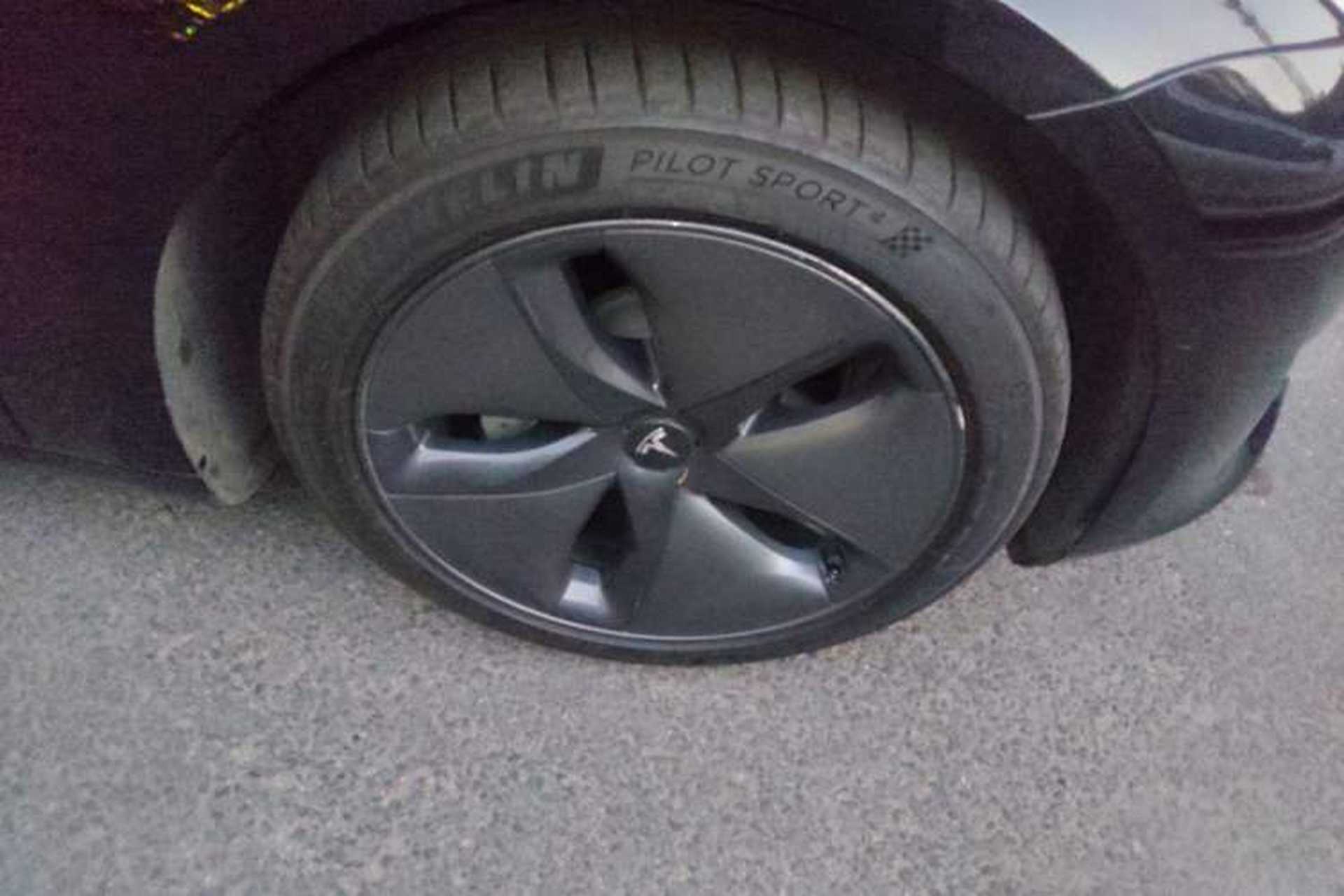 Used Tesla Model 3 2019 Long-Range All-Wheel-Drive Version Right Front Wheel Hub