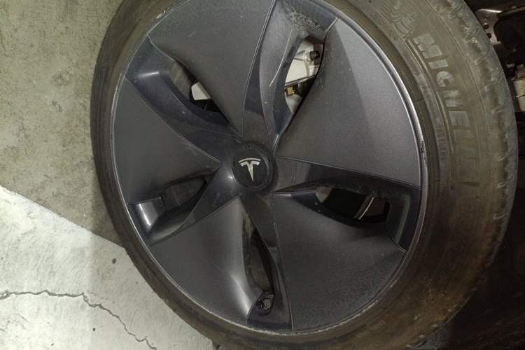 Used Tesla Model 3 2019 Standard Range Rear-Drive Upgraded Version Right Front Wheel Hub