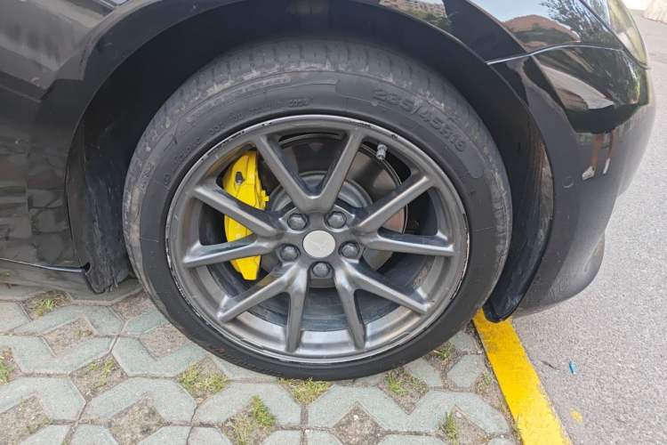 Used Tesla Model 3 2019 Long-Range All-Wheel-Drive Version Right Front Wheel Hub