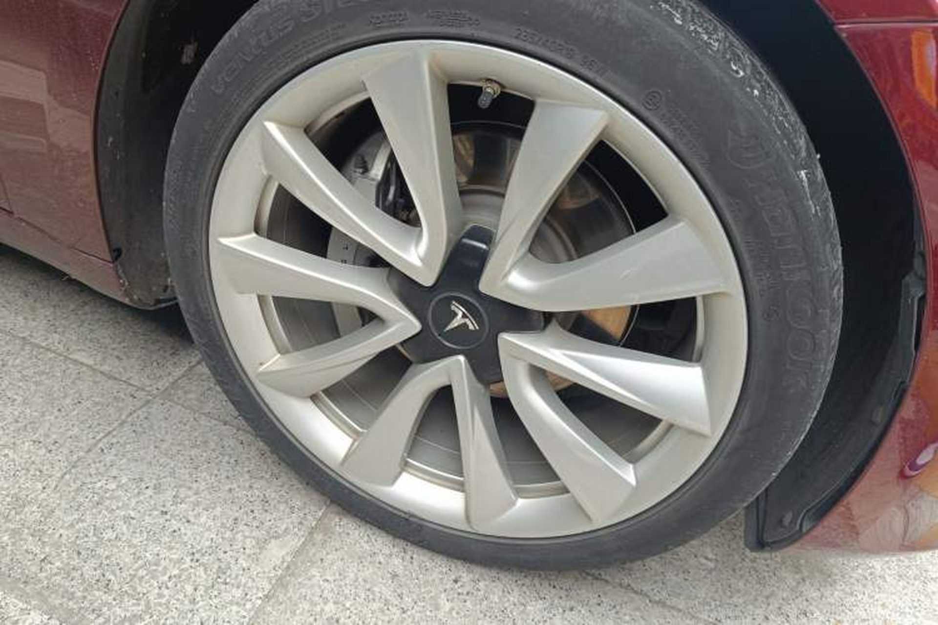 Used Tesla Model 3 2019 Long-Range All-Wheel-Drive Version Right Front Wheel Hub