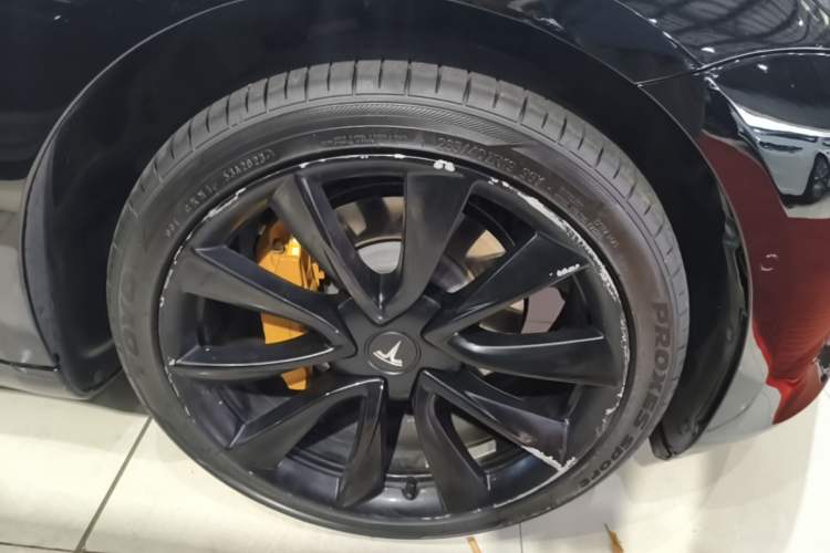 Used Tesla Model 3 2019 Standard Range Rear-Drive Upgraded Version Right Front Wheel Hub