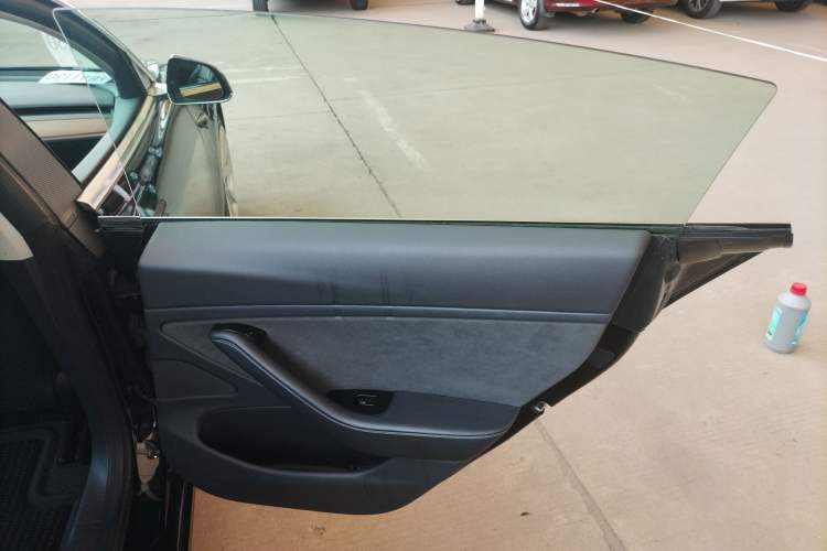 Used Tesla Model 3 2019 Long-Range Rear-Wheel-Drive Version Right Rear Door Interior