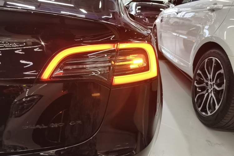 Used Tesla Model 3 2019 Long-Range All-Wheel-Drive Version Right Rear Taillight