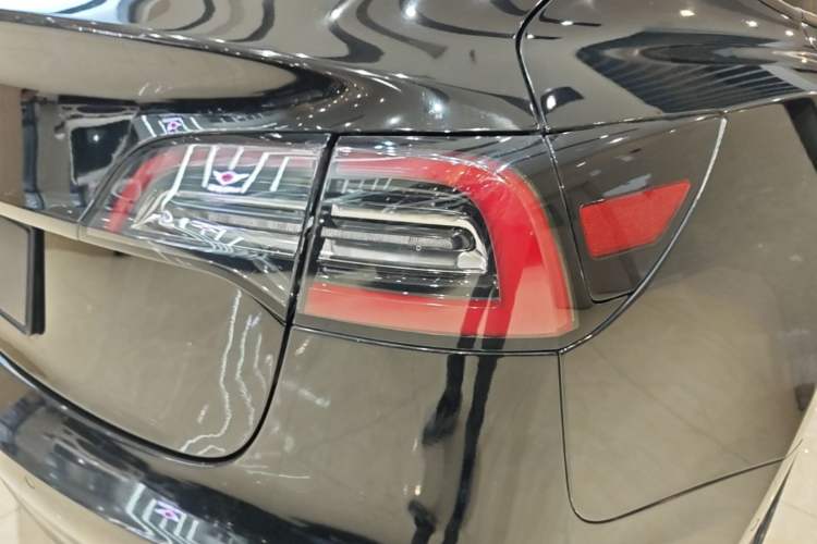 Used Tesla Model 3 2019 Long-Range All-Wheel-Drive Version Right Rear Taillight