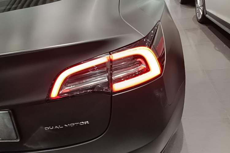 Used Tesla Model 3 2019 Long-Range All-Wheel-Drive Version Right Rear Taillight