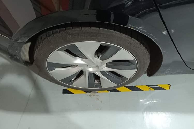 Used Tesla Model 3 2019 Performance High-Performance All-Wheel-Drive Version Right Rear Wheel Hub