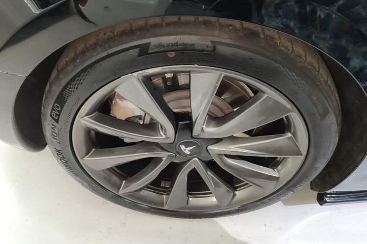 Used Tesla Model 3 2019 Long-Range All-Wheel-Drive Version Right Rear Wheel Hub