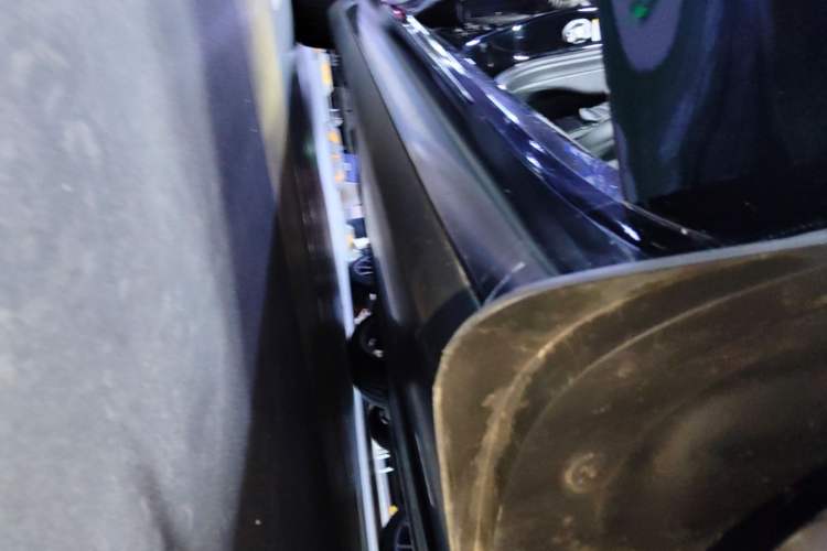 Used Tesla Model 3 2019 Standard Range Rear-Drive Upgraded Version Right Side Sill