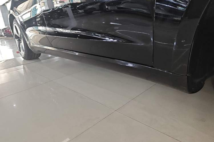 Used Tesla Model 3 2019 Long-Range Rear-Wheel-Drive Version Right Side Sill