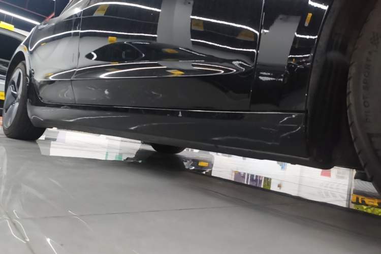 Used Tesla Model 3 2019 Long-Range Rear-Wheel-Drive Version Right Side Sill