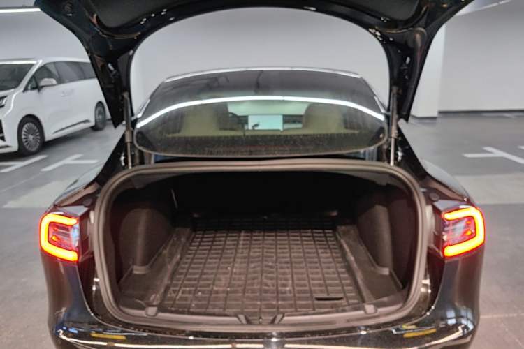 Used Tesla Model 3 2019 Long-Range All-Wheel-Drive Version Trunk