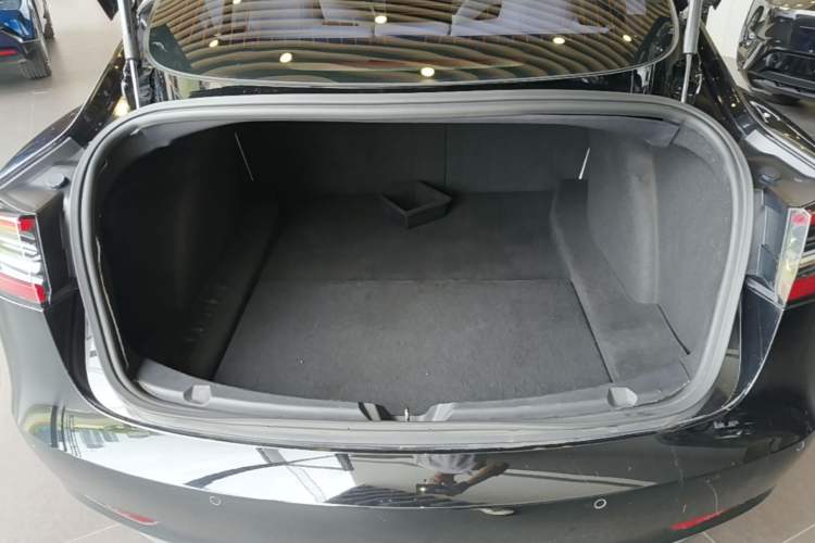 Used Tesla Model 3 2019 Long-Range All-Wheel-Drive Version Trunk