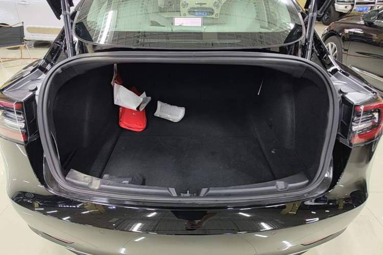 Used Tesla Model 3 2019 Long-Range Rear-Wheel-Drive Version Trunk