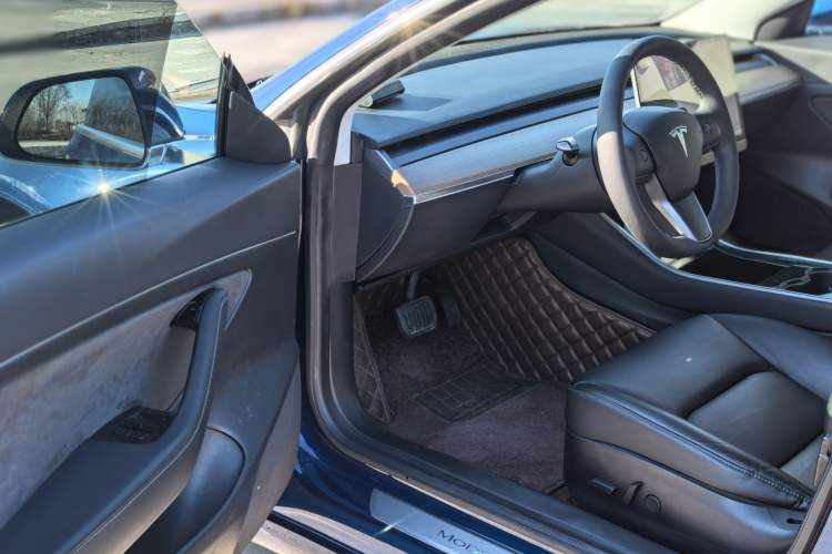 Used Tesla Model 3 2019 Standard Range Rear-Drive Upgraded Version Interior 1