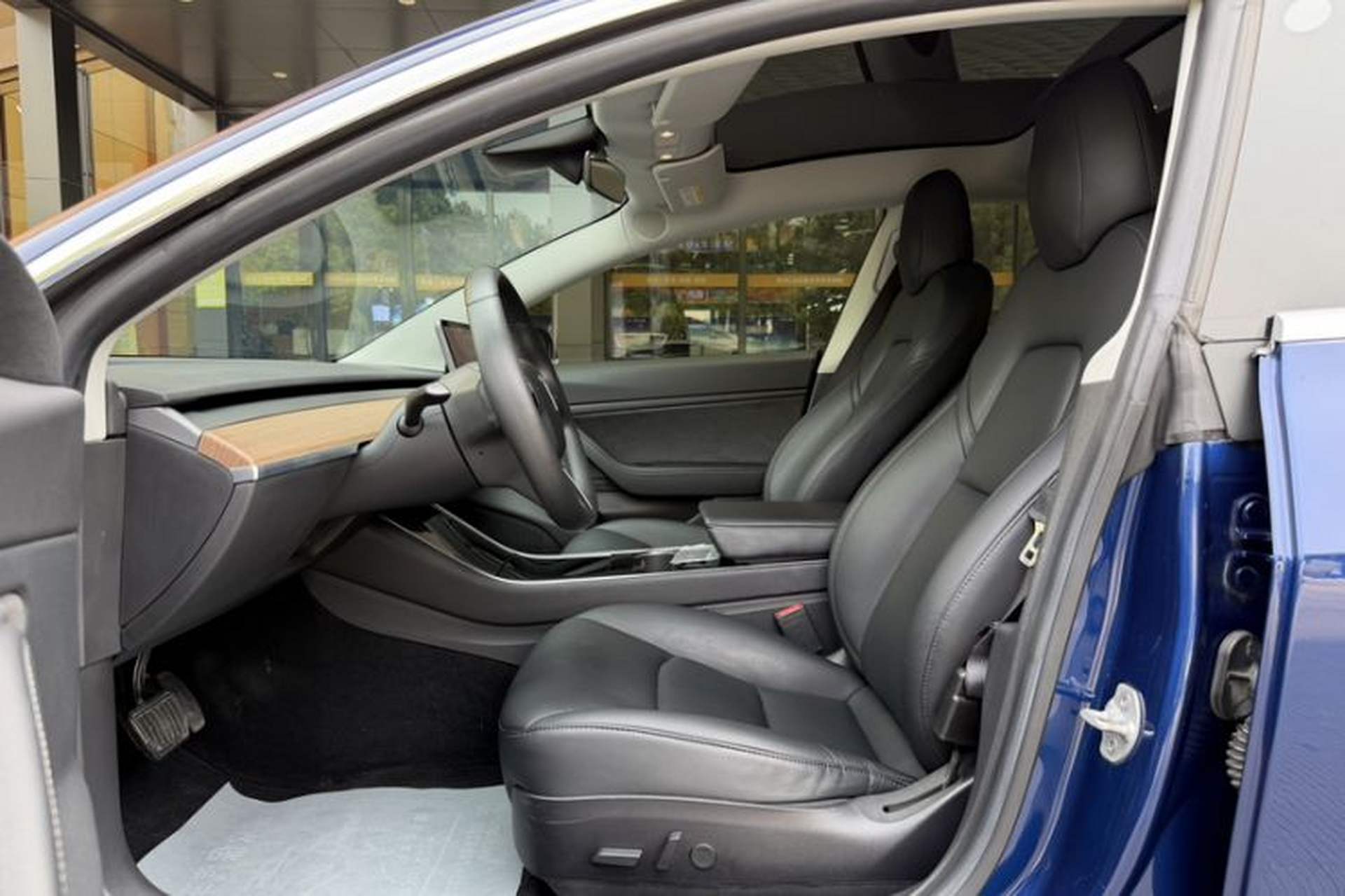 Used Tesla Model 3 2019 Long-Range Rear-Wheel-Drive Version Interior 1