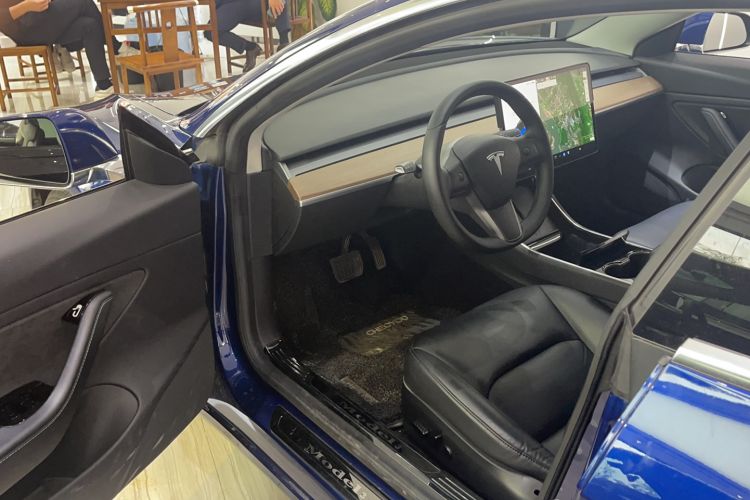 Used Tesla Model 3 2019 Long-Range Rear-Wheel-Drive Version Interior 2