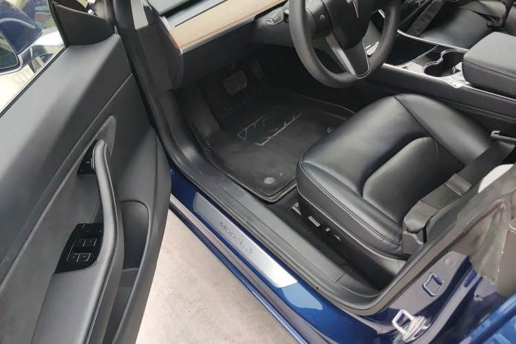 Used Tesla Model 3 2019 Long-Range Rear-Wheel-Drive Version Interior 3