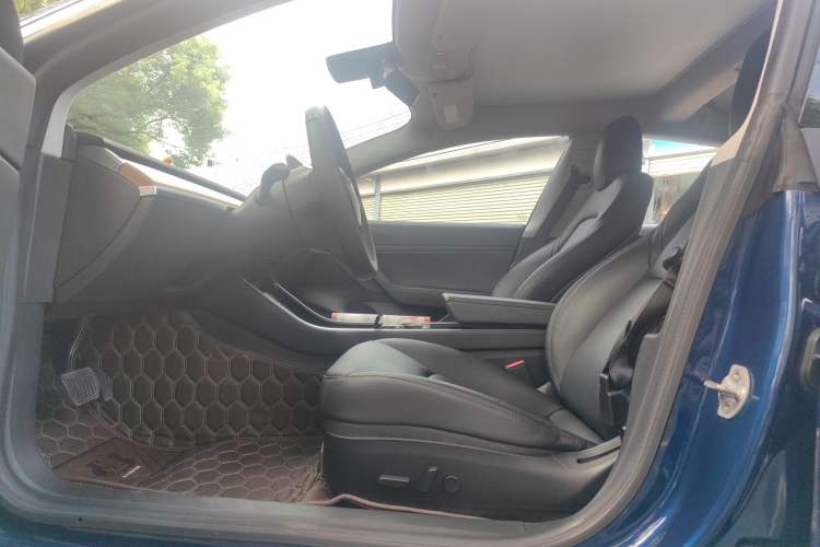 Used Tesla Model 3 2019 Long-Range All-Wheel-Drive Version Interior 3
